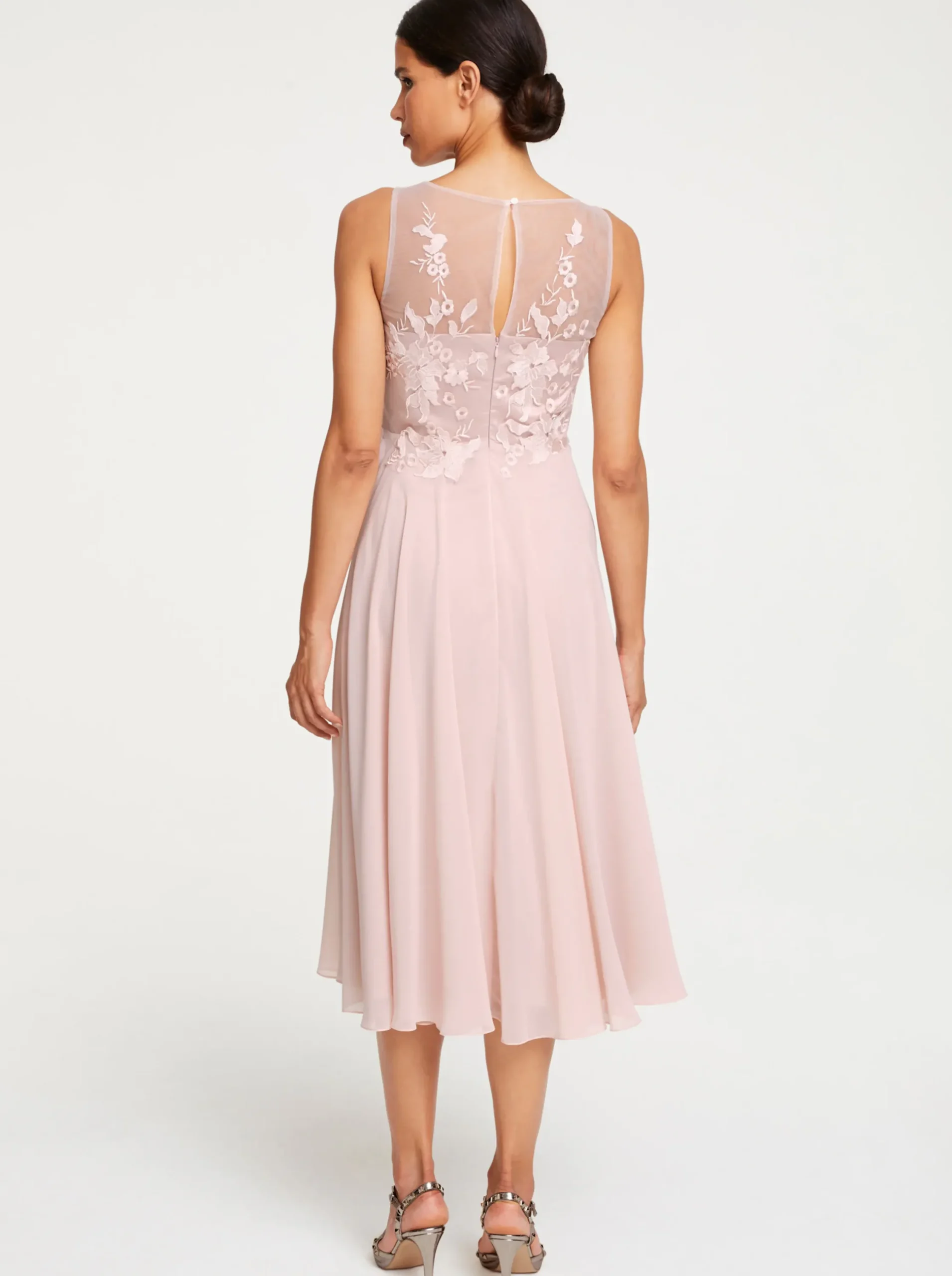 Kleider|heine Cocktailkleid mit Blütenstickerei, ärmellos puder
