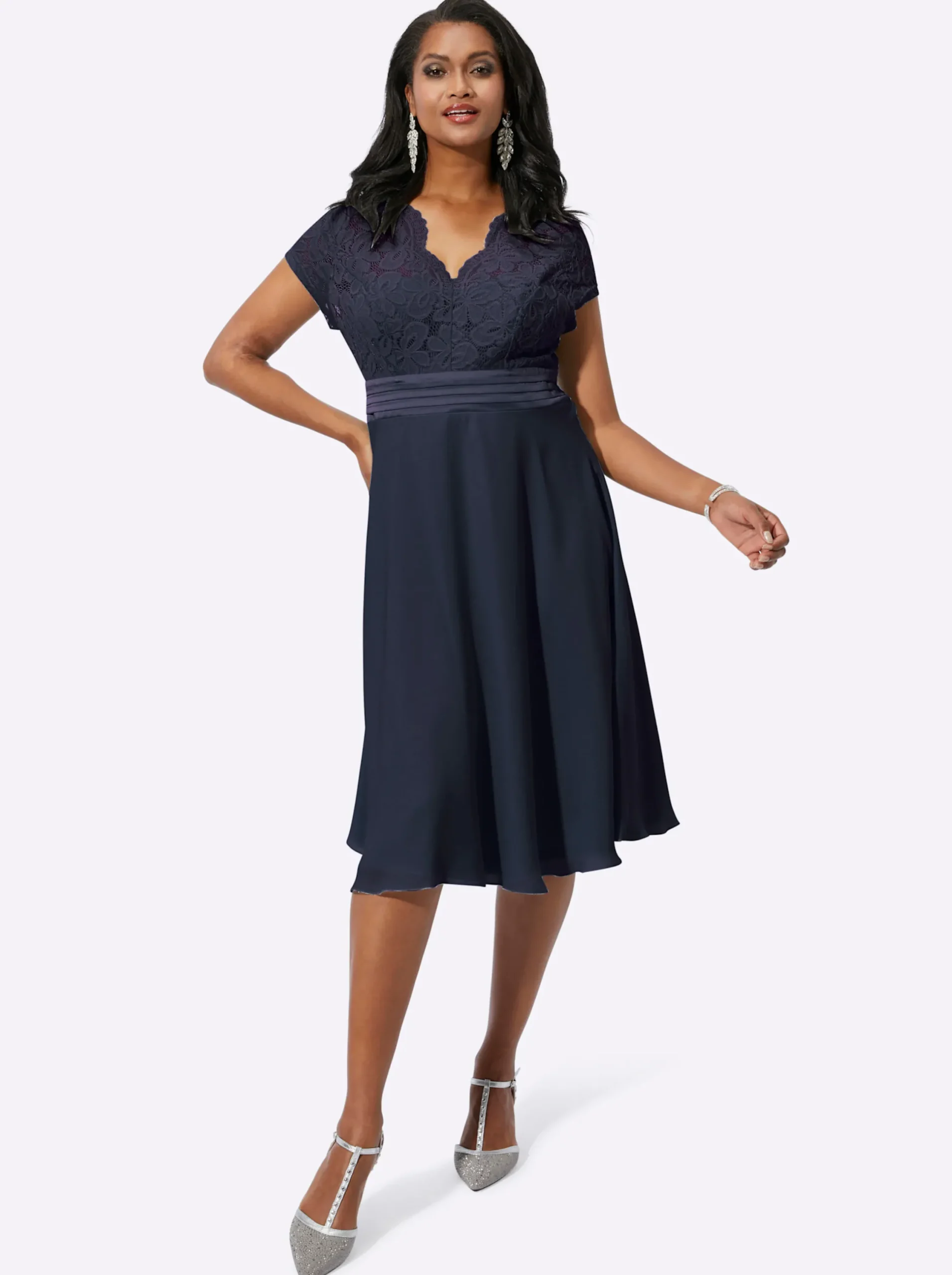 Kleider| Cocktailkleid mit kunstvollem Spitzeneinsatz marine