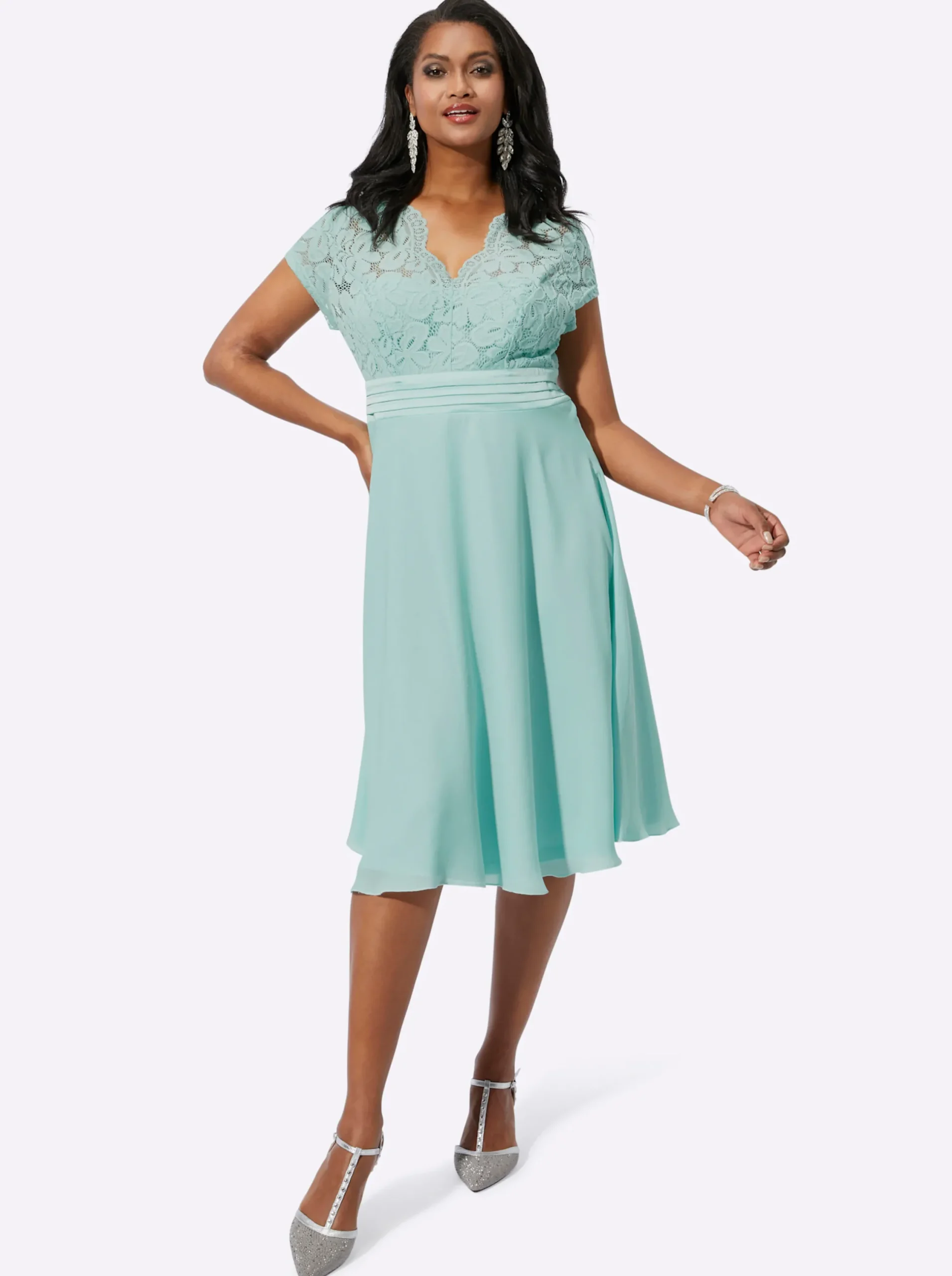 Kleider| Cocktailkleid mit kunstvollem Spitzeneinsatz kalkmint