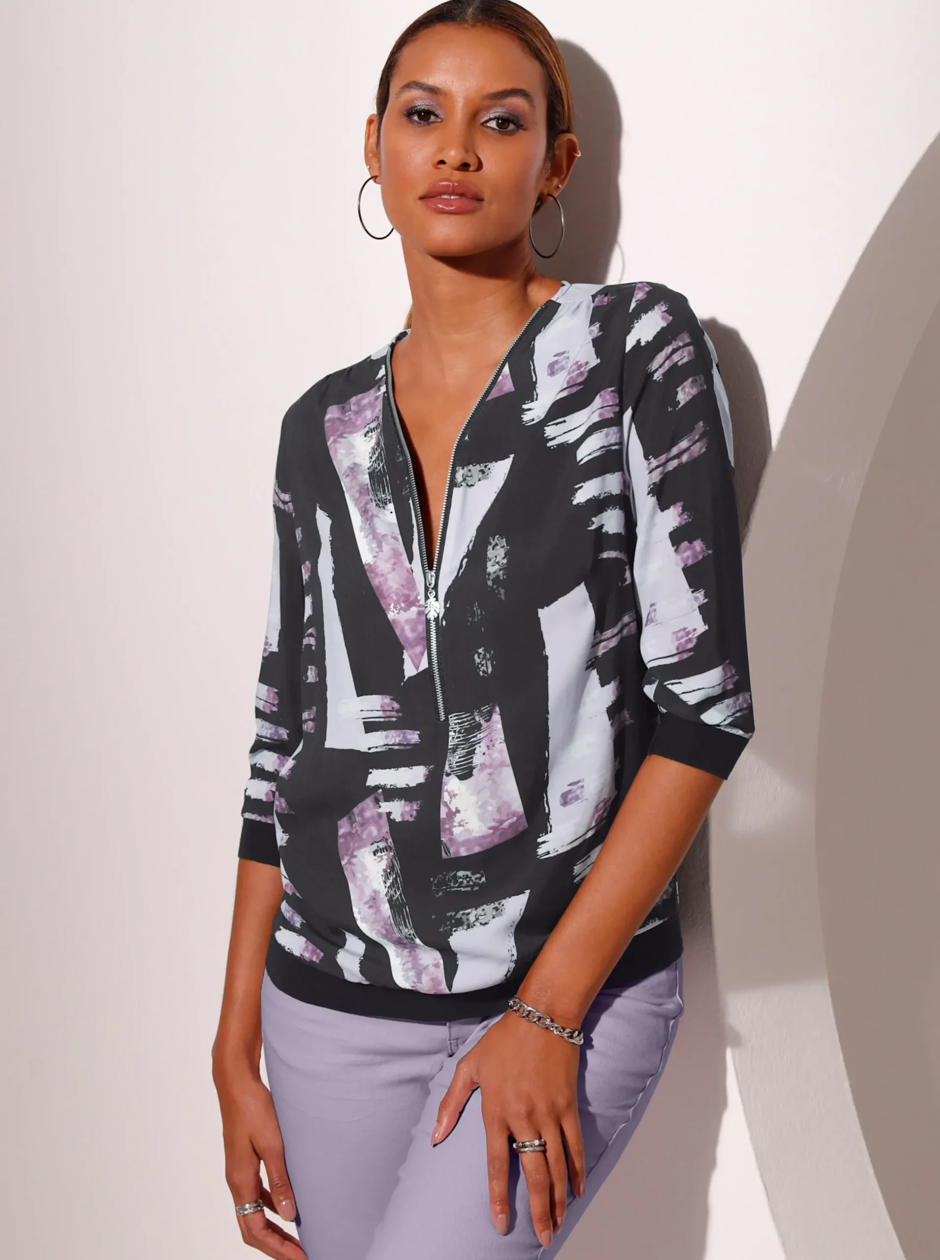 Blusen| Druckbluse schwarz-flieder-bedruckt