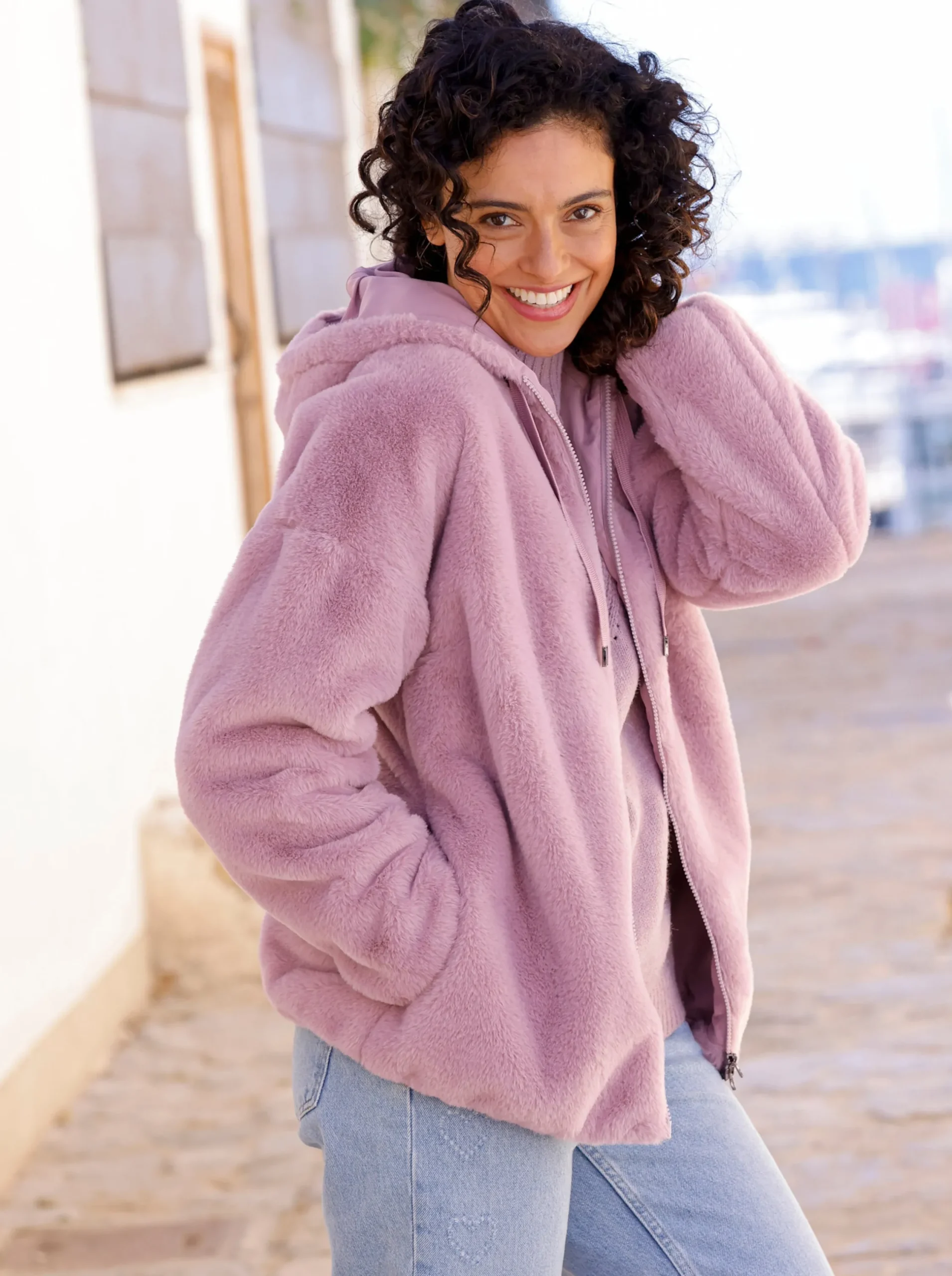 Jacken| Fellimitatjacke mit Gummizug an Ärmeln und Saum mauve