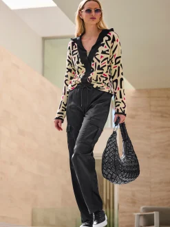 Strickjacken|heine Kapuzenstrickjacke mit verdeckter Druckknopfleiste sand-schwarz-bedruckt