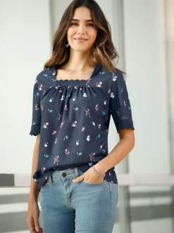 Shirts| Kurzarmshirt mit Spitze am Ausschnitt dunkelblau-flamingo-bedruckt
