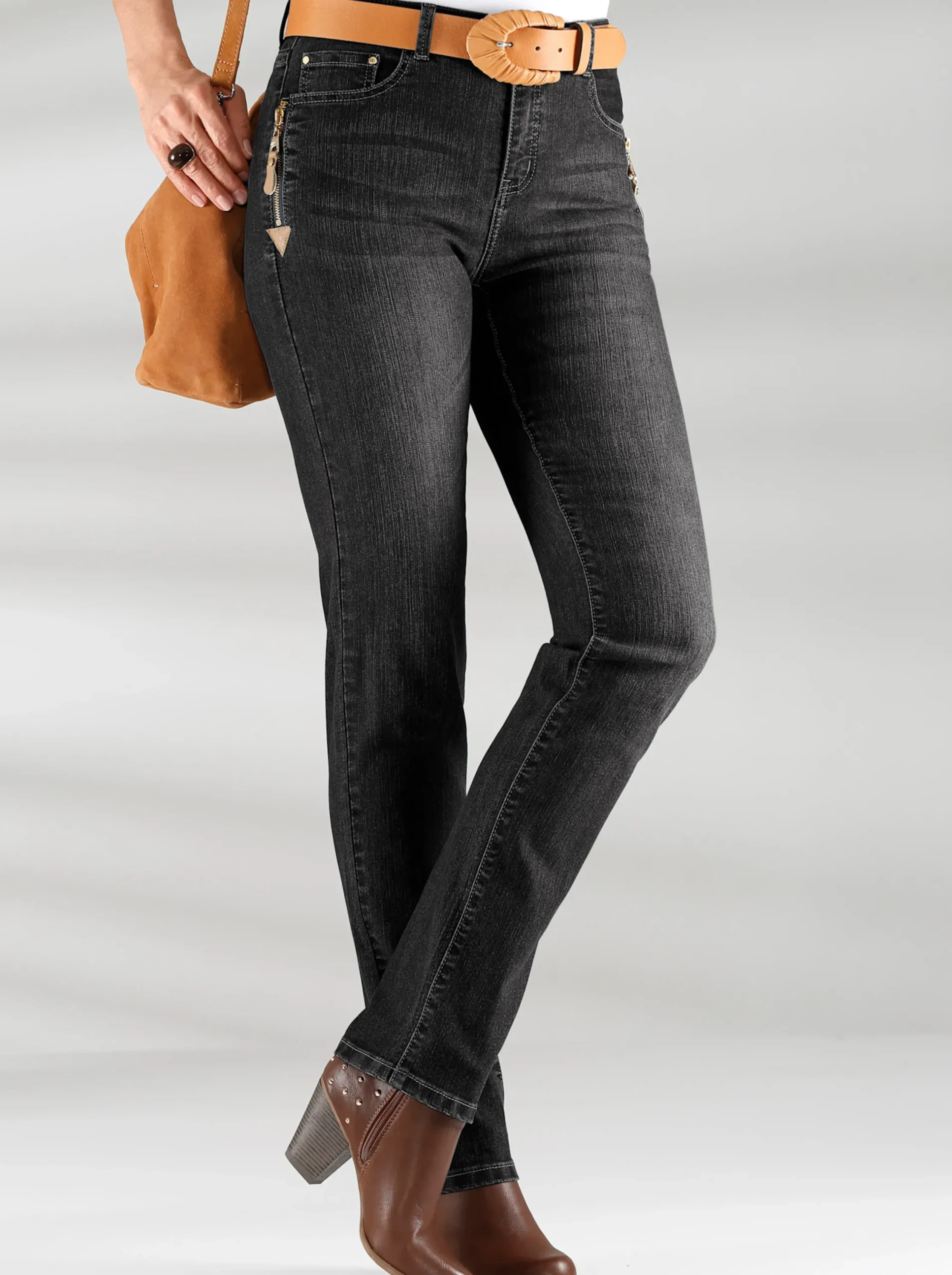 Jeans| 5-Pocket-Jeans mit Reißverschluss und Lederimitat-Anhänger black-denim
