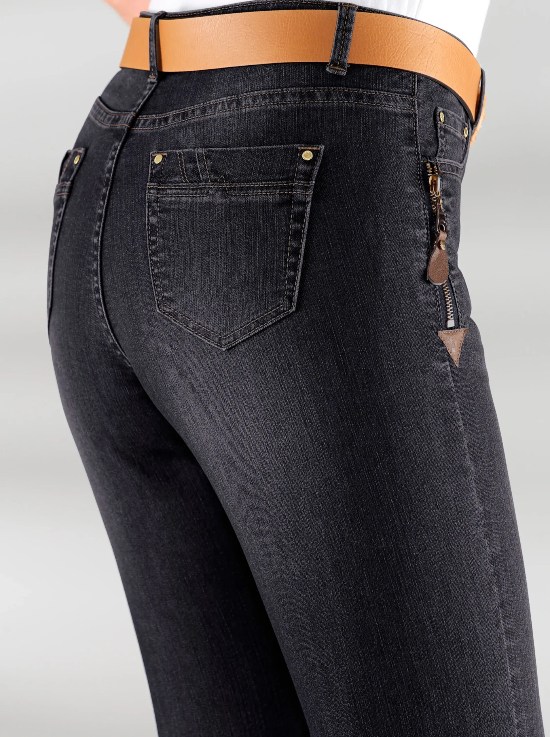 Jeans| 5-Pocket-Jeans mit Reißverschluss und Lederimitat-Anhänger black-denim