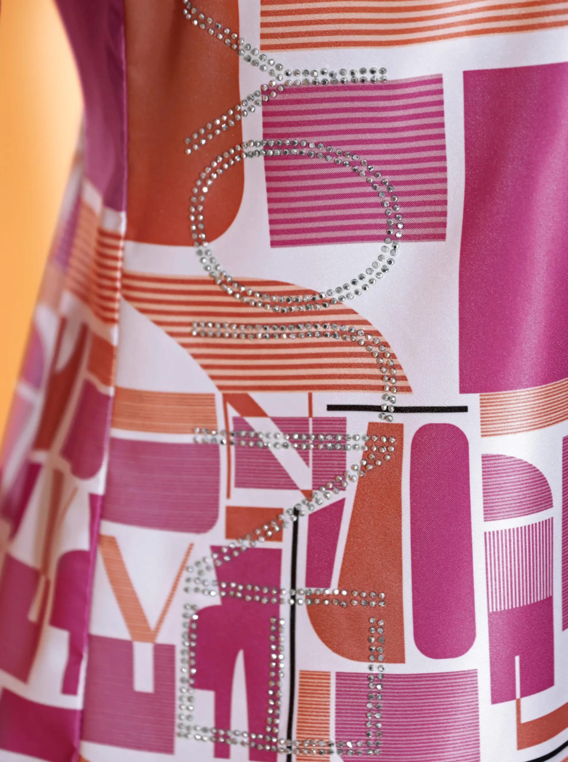 Blusen| Satinbluse im Grafikdruck mit Schriftzug papaya-fuchsia-bedruckt
