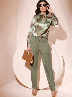 Blusen| Satinbluse mit breiten Knopfmanschetten khaki-lindgrün-bedruckt