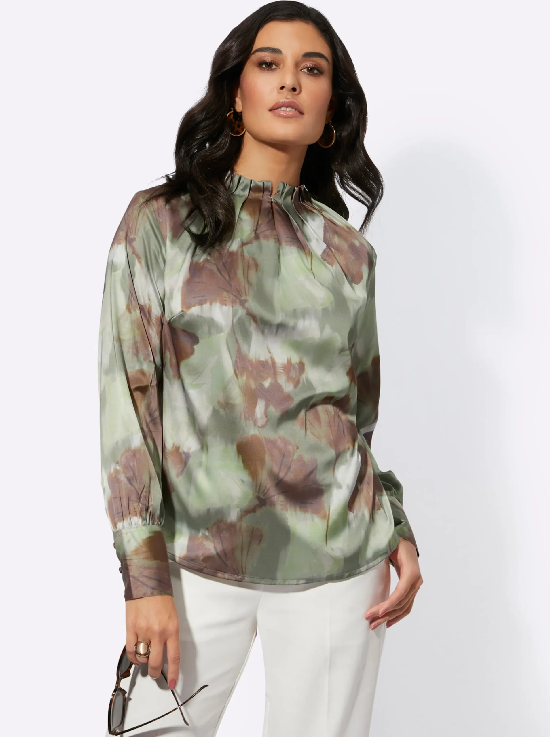 Blusen| Satinbluse mit breiten Knopfmanschetten khaki-lindgrün-bedruckt
