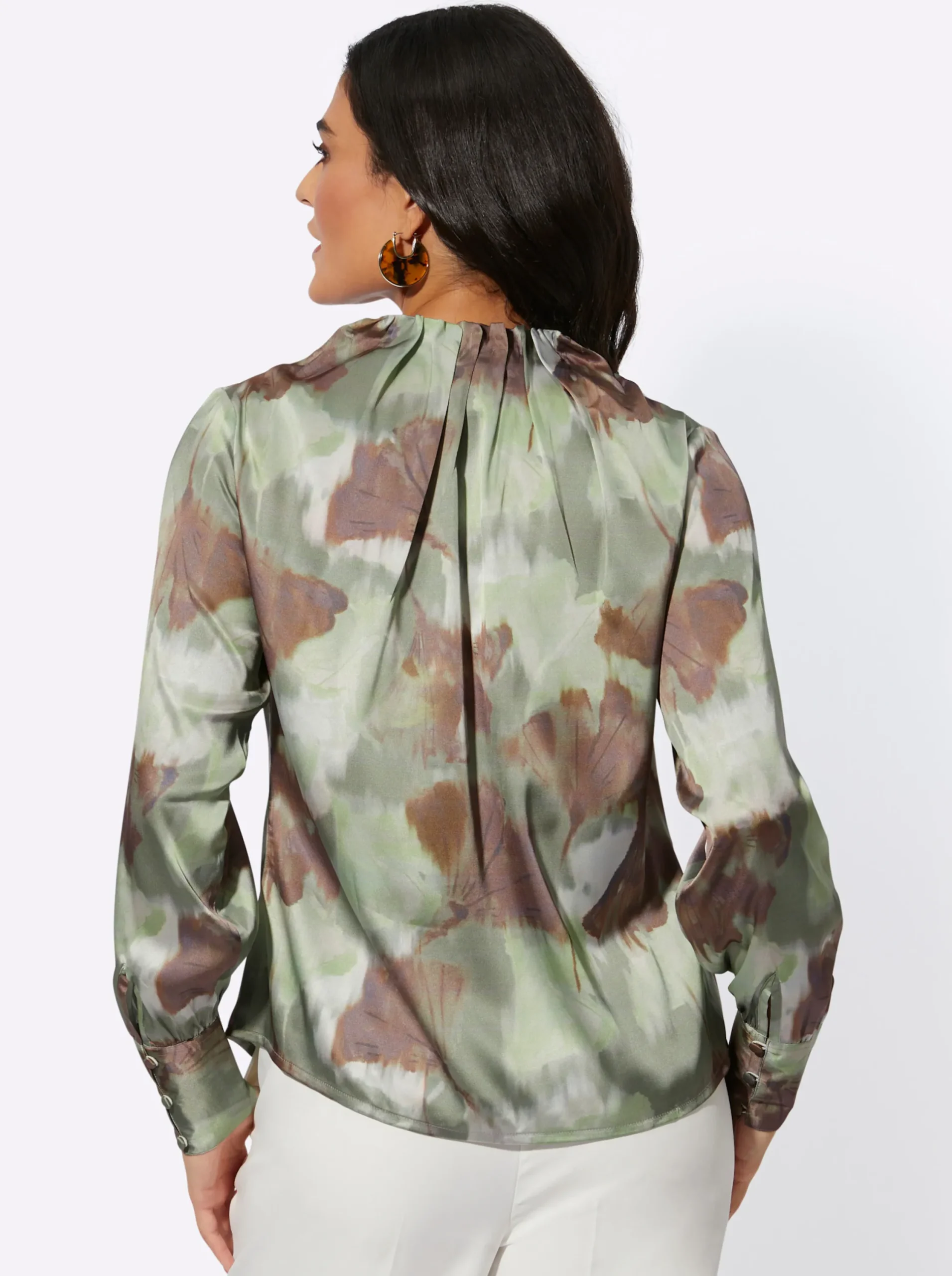 Blusen| Satinbluse mit breiten Knopfmanschetten khaki-lindgrün-bedruckt