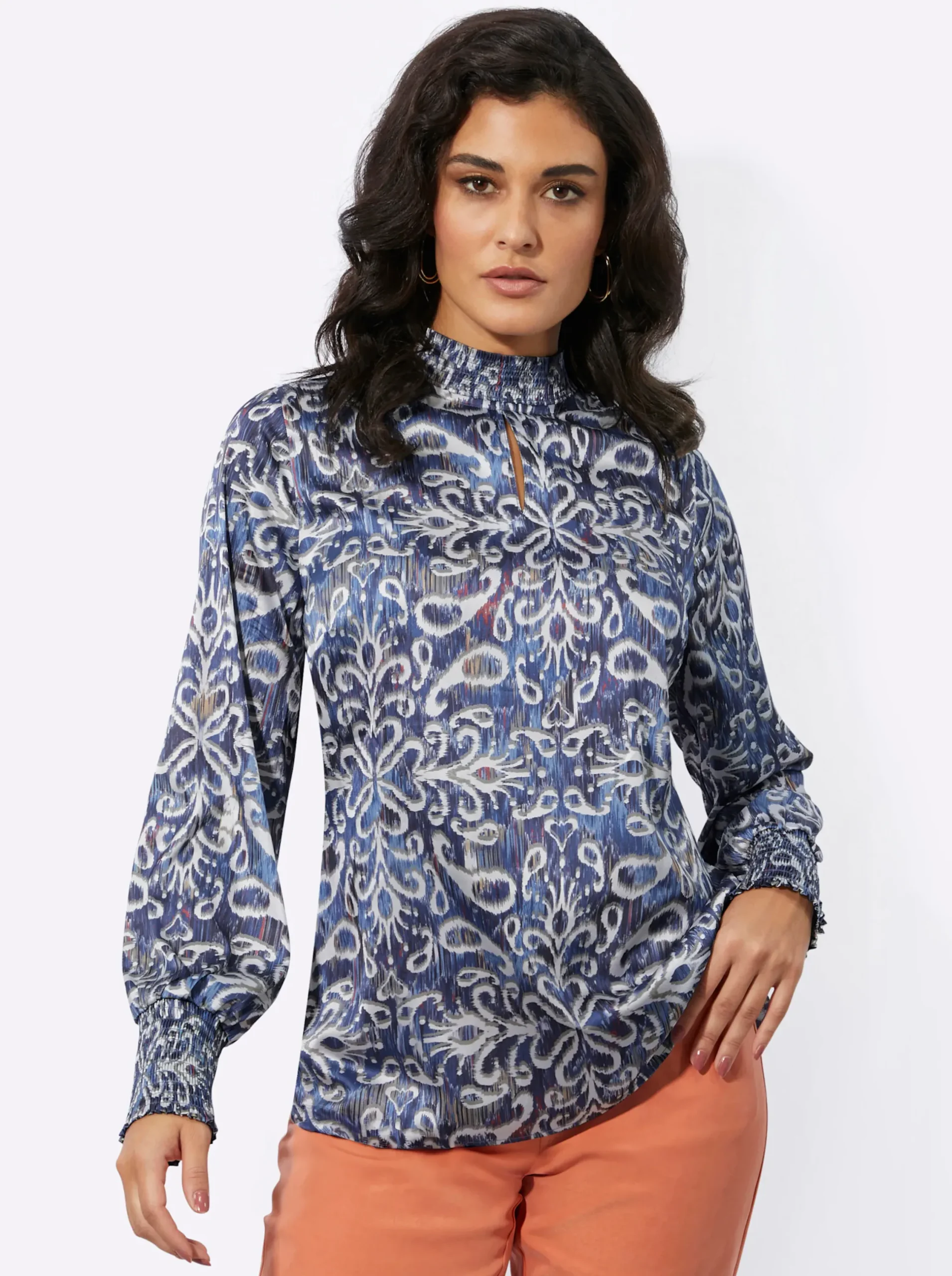 Blusen| Satinbluse mit gesmoktem Stehkragen ecru-marine-bedruckt