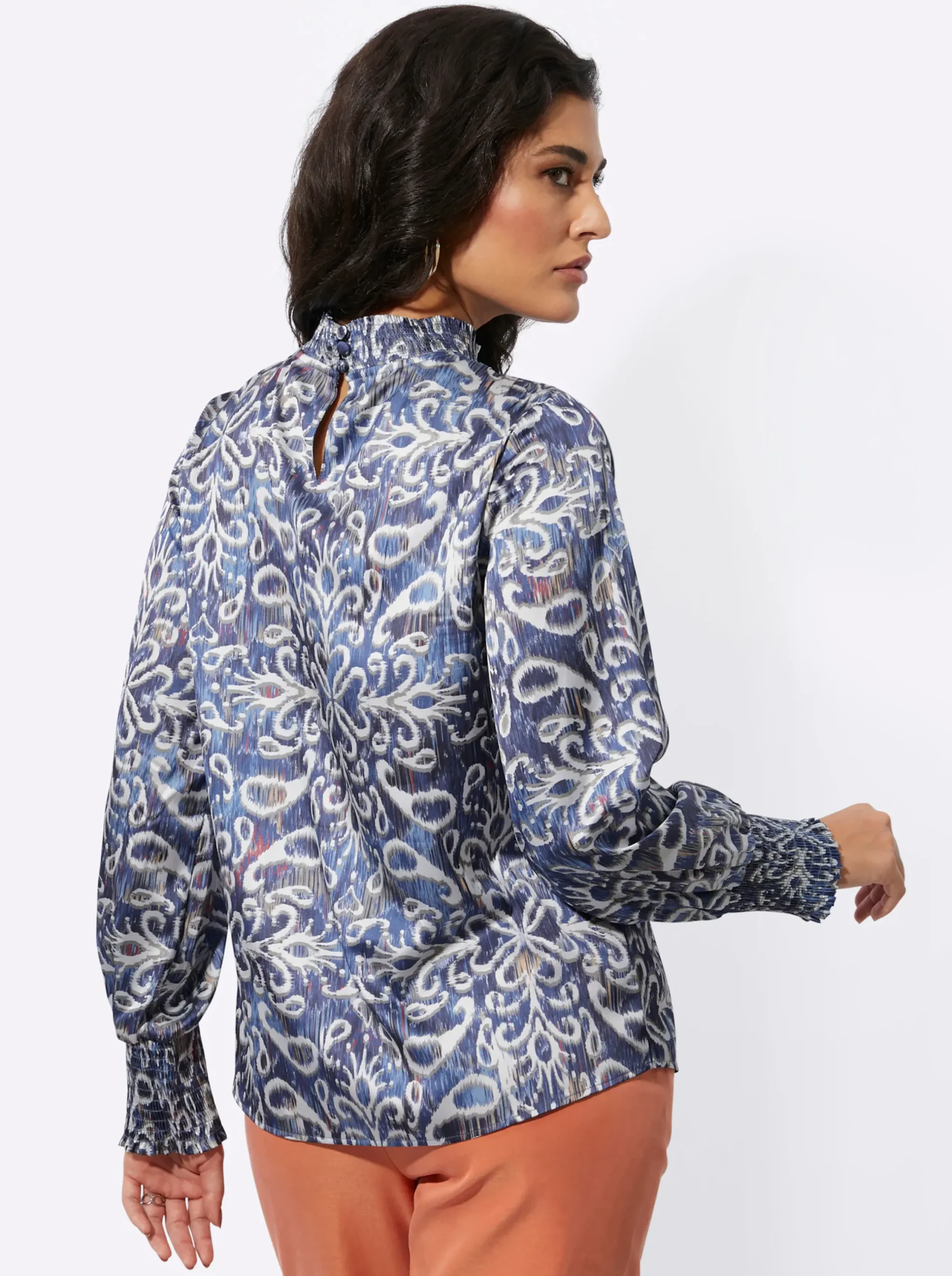 Blusen| Satinbluse mit gesmoktem Stehkragen ecru-marine-bedruckt