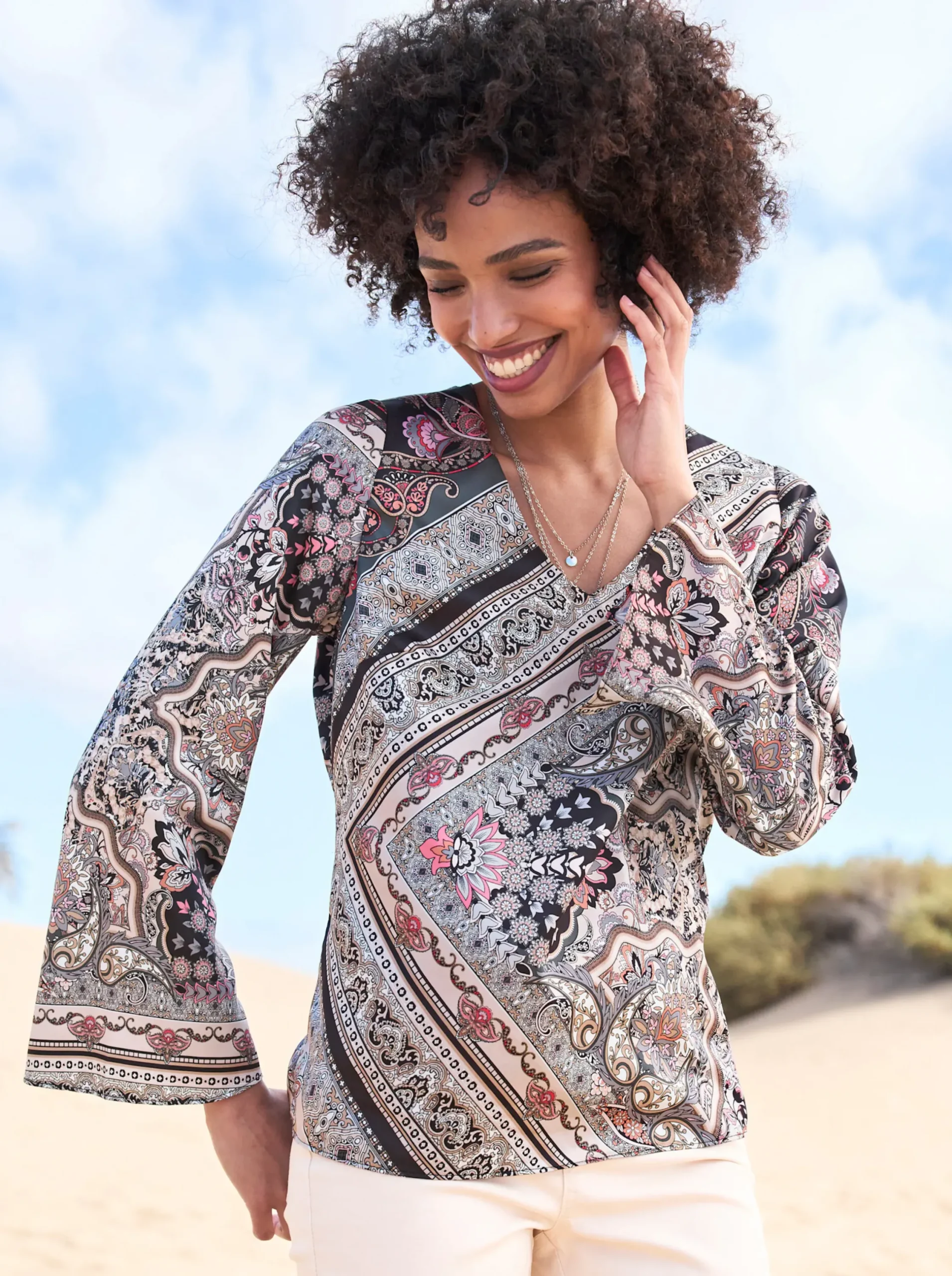 Blusen|heine Satinbluse mit Trompetenärmel graphit-camel-bedruckt