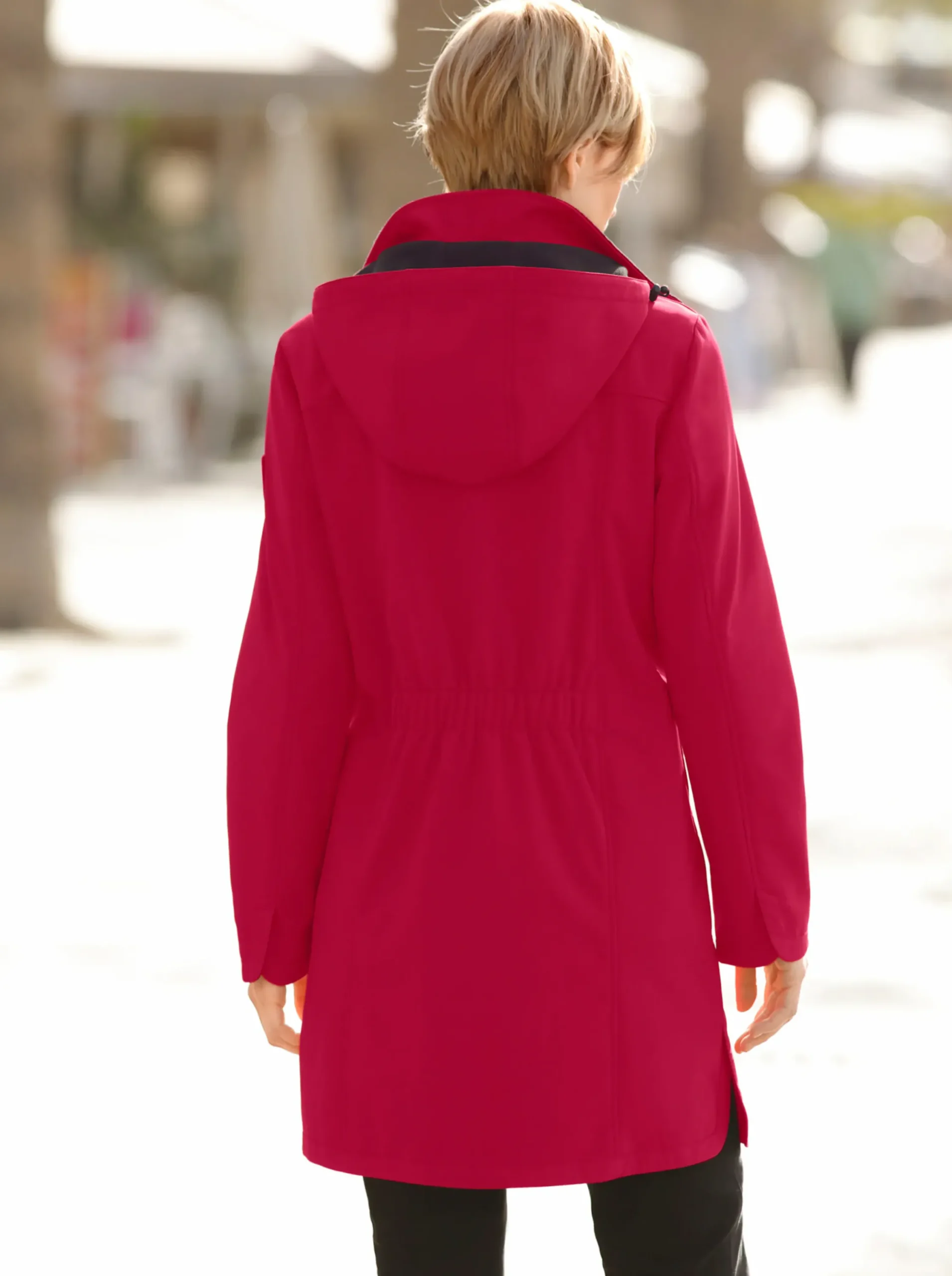 Jacken| Softshelljacke mit Gummizug im Rücken rot
