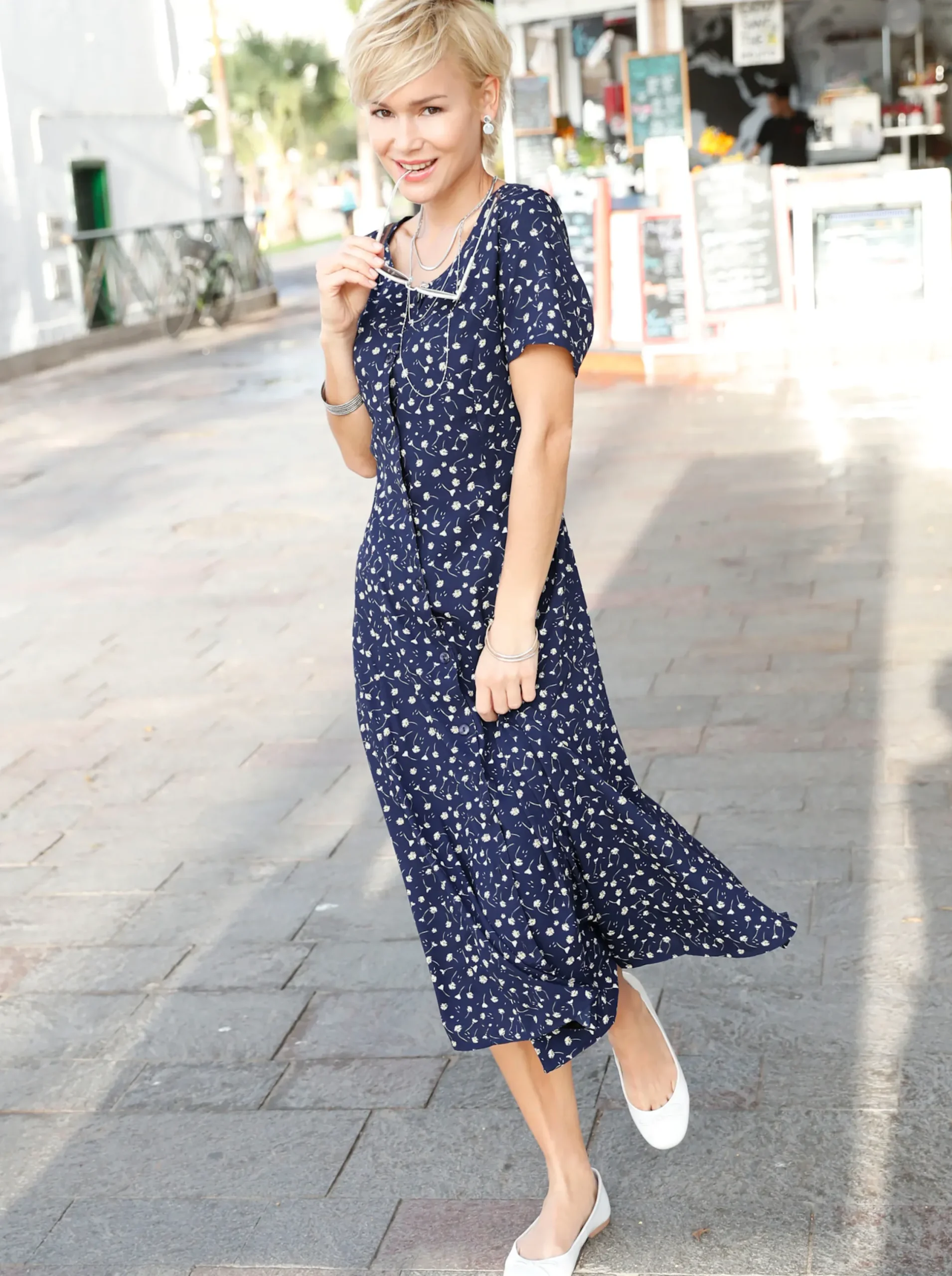 Kleider| Sommerkleid mit Bindebändern, figurumspielend marine-geblümt