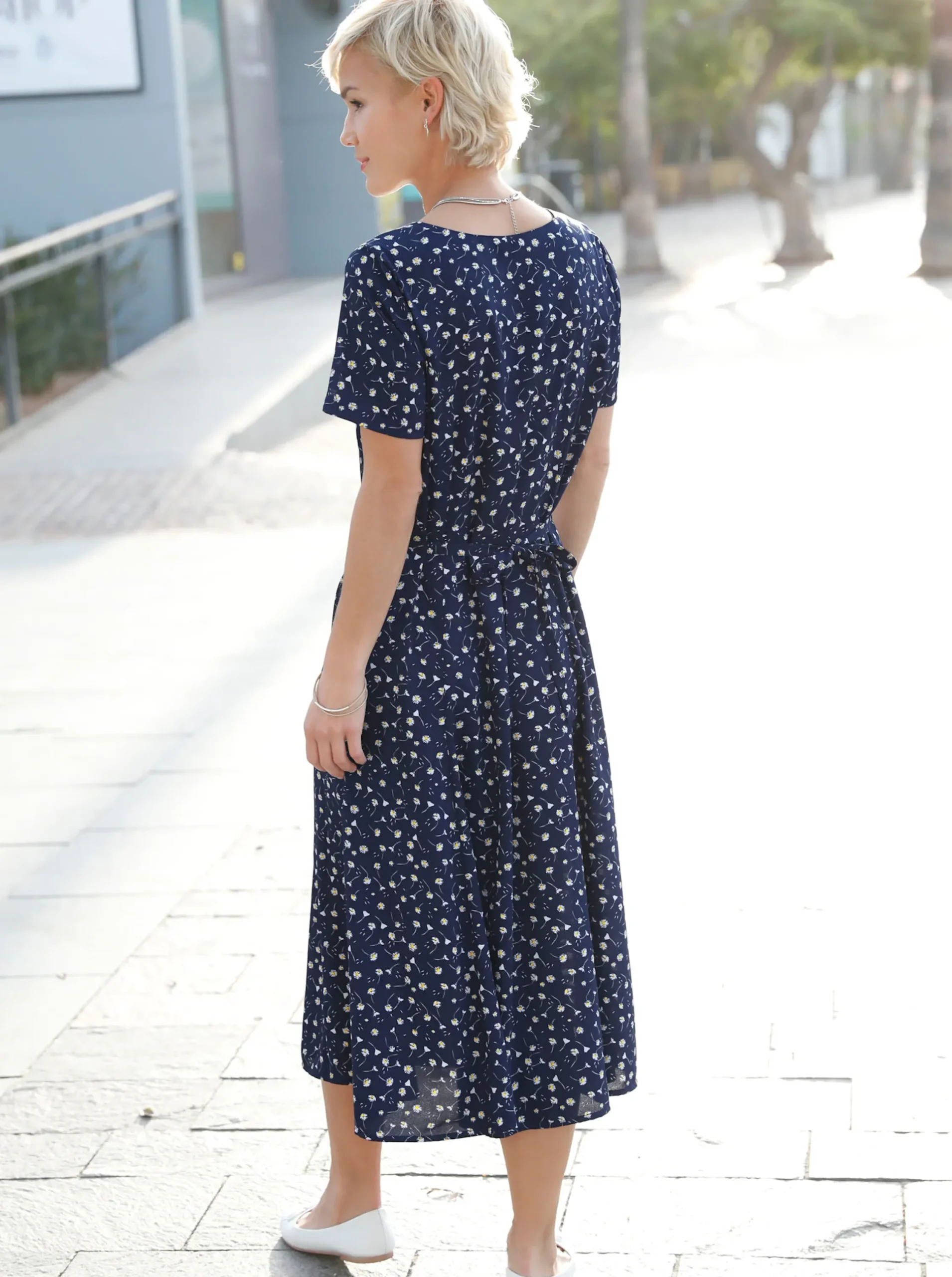 Kleider| Sommerkleid mit Bindebändern, figurumspielend marine-geblümt