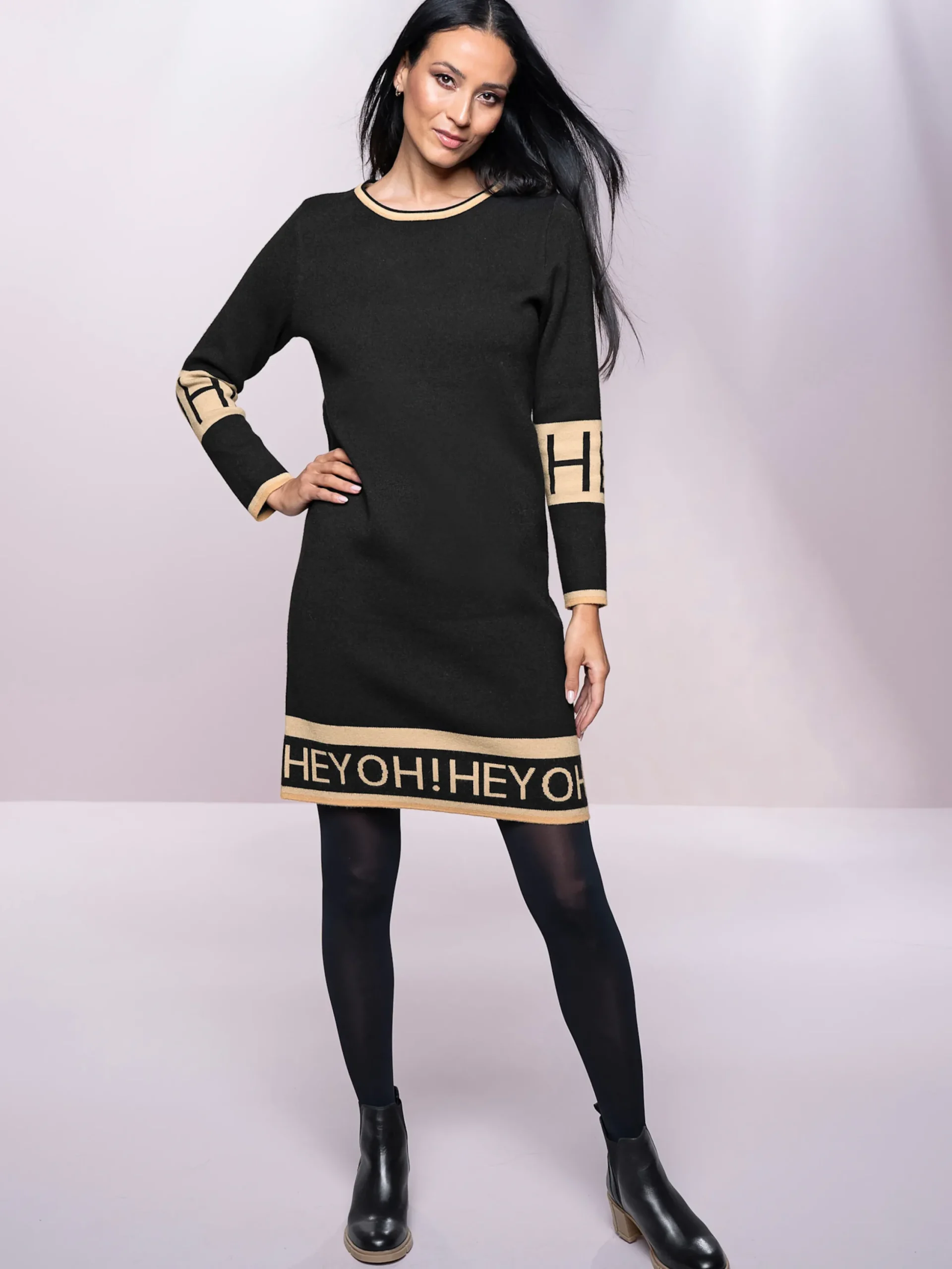 Kleider|heine Strickkleid mit Lettering-Muster schwarz-beige-gemustert