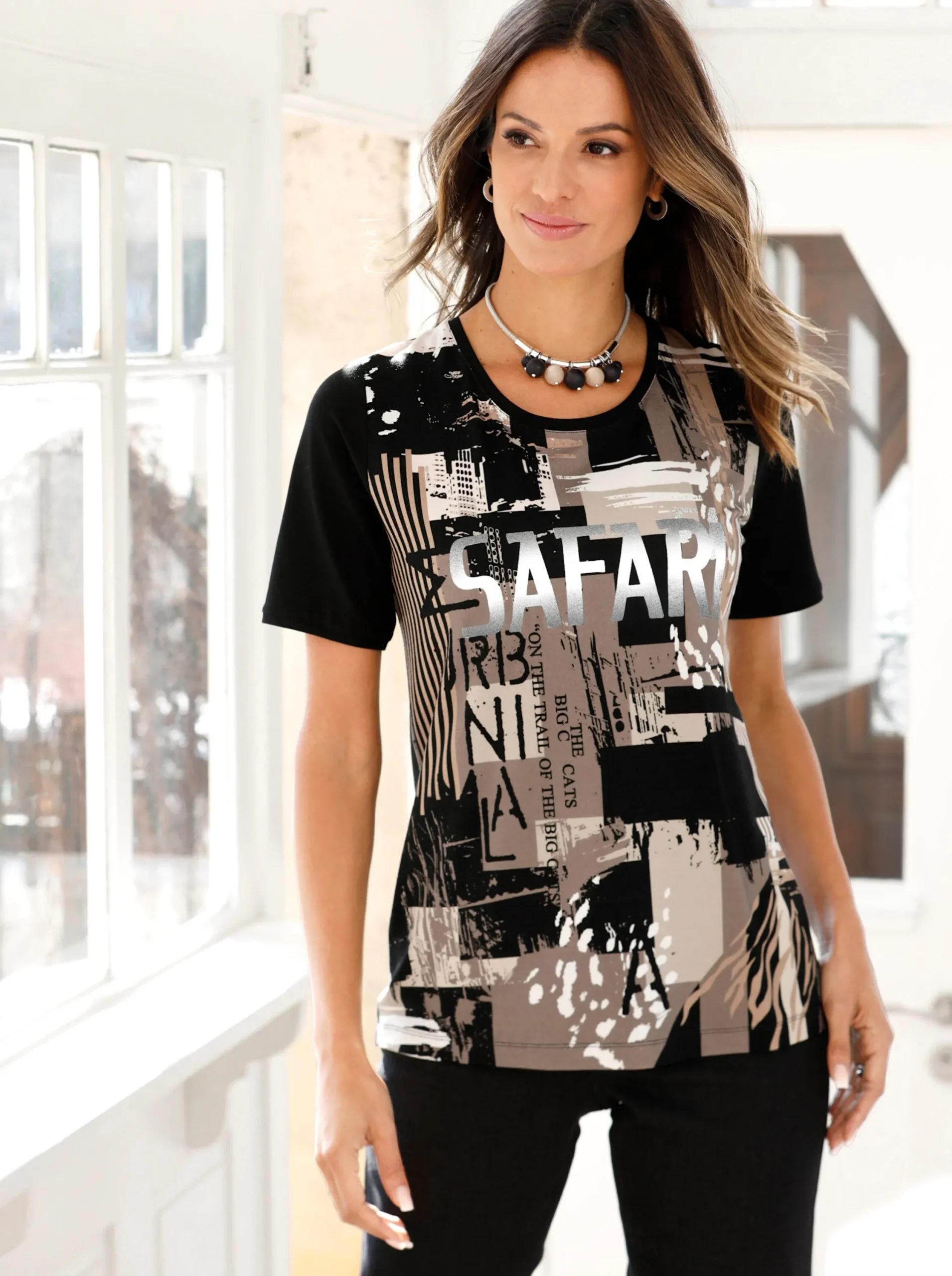 Shirts| T-Shirt mit silberfarbigem Druck schwarz-sand-bedruckt