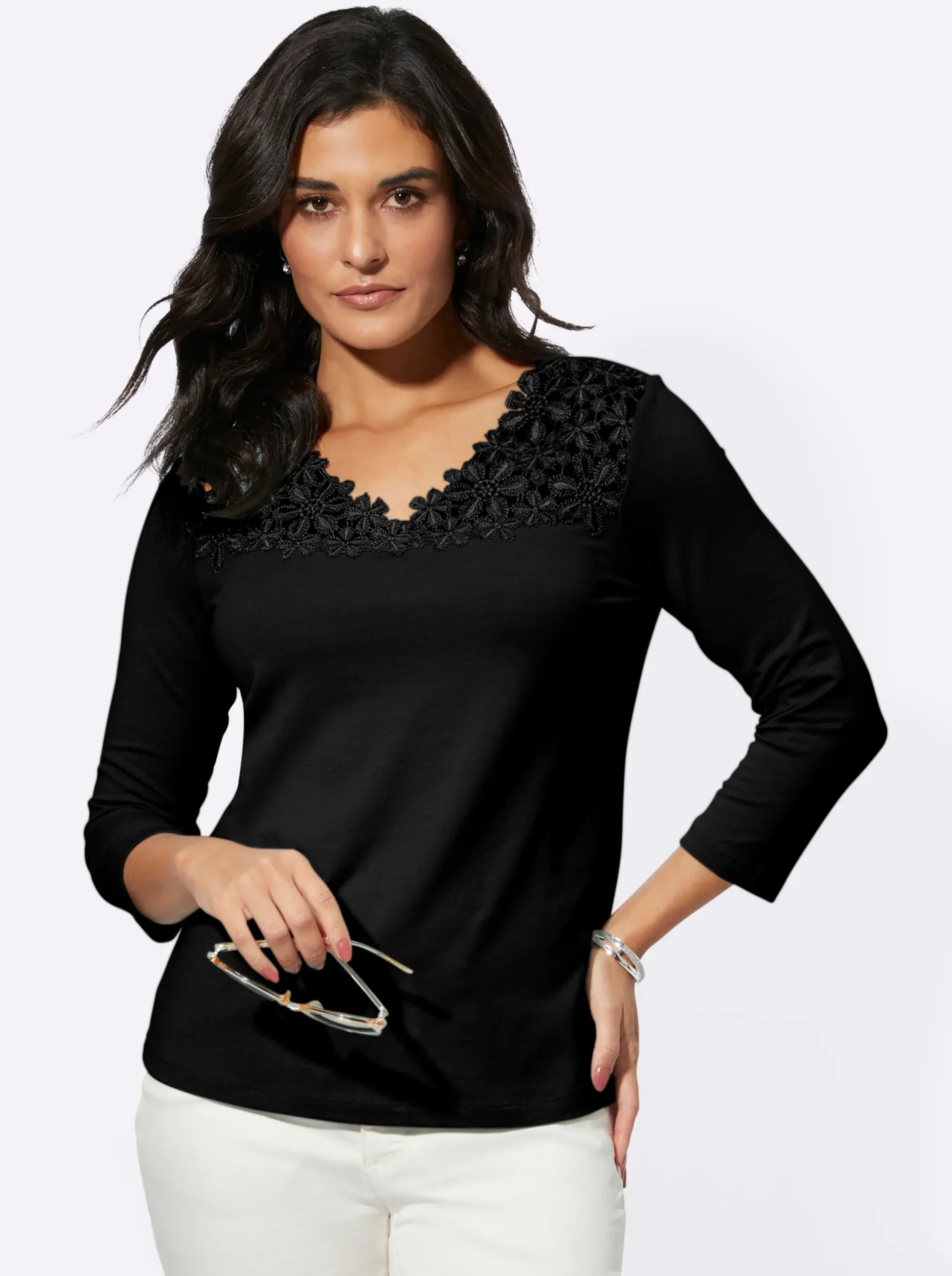 Shirts| V-Shirt mit Blütenspitze schwarz